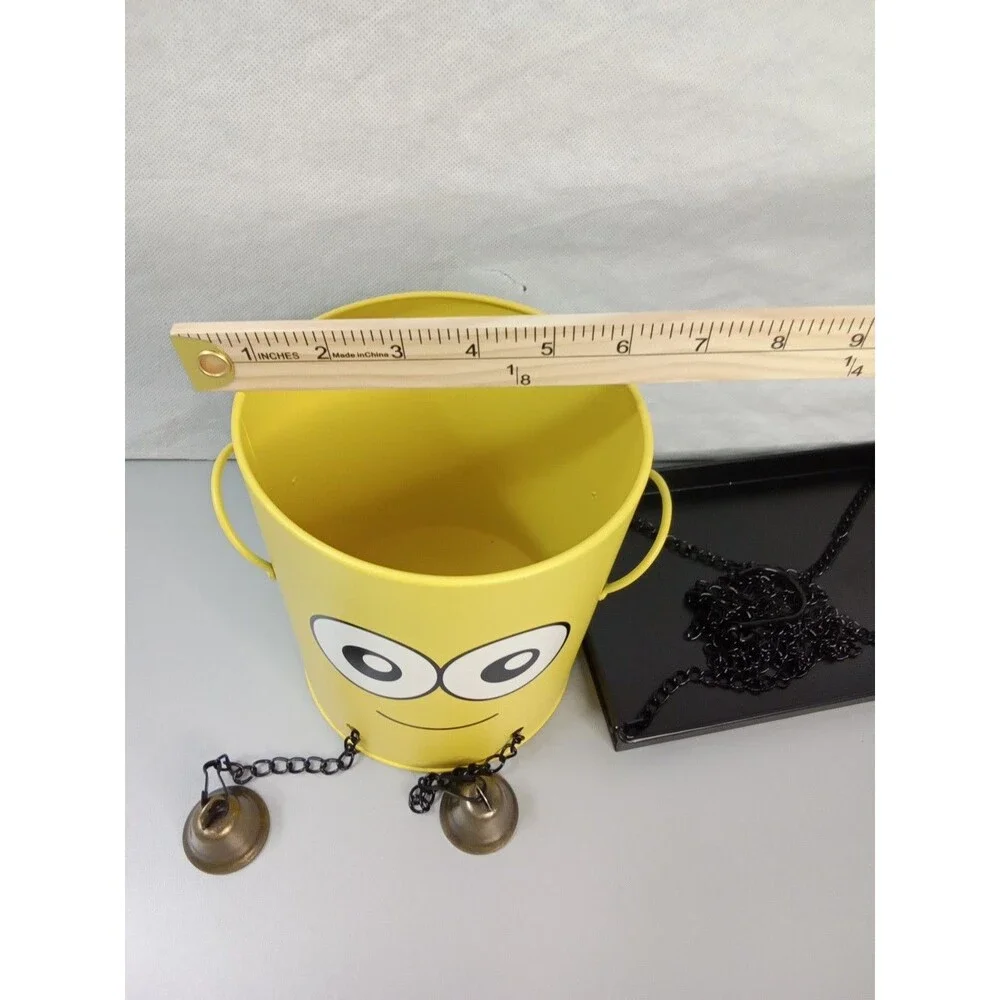 Unbranded yellow metal